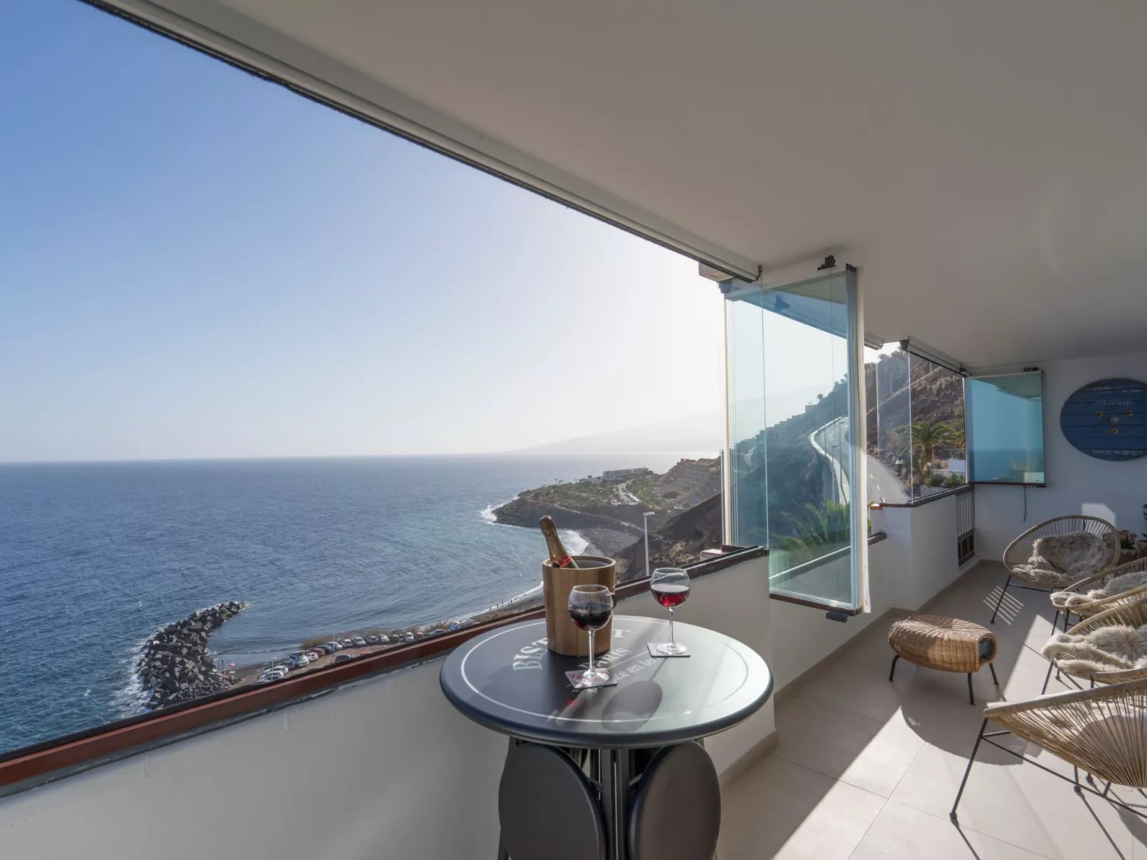 Helle Wohnung mit atemberaubender Aussicht auf das Meer und den Strand