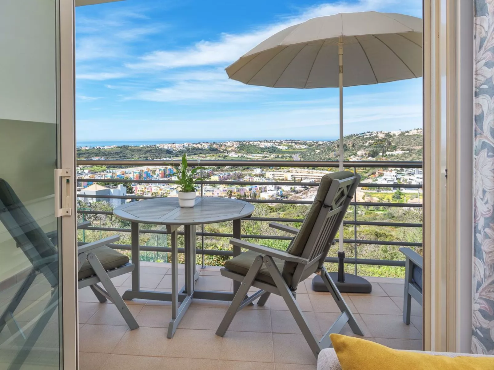 "Elena 2" mit Blick auf das Wasser