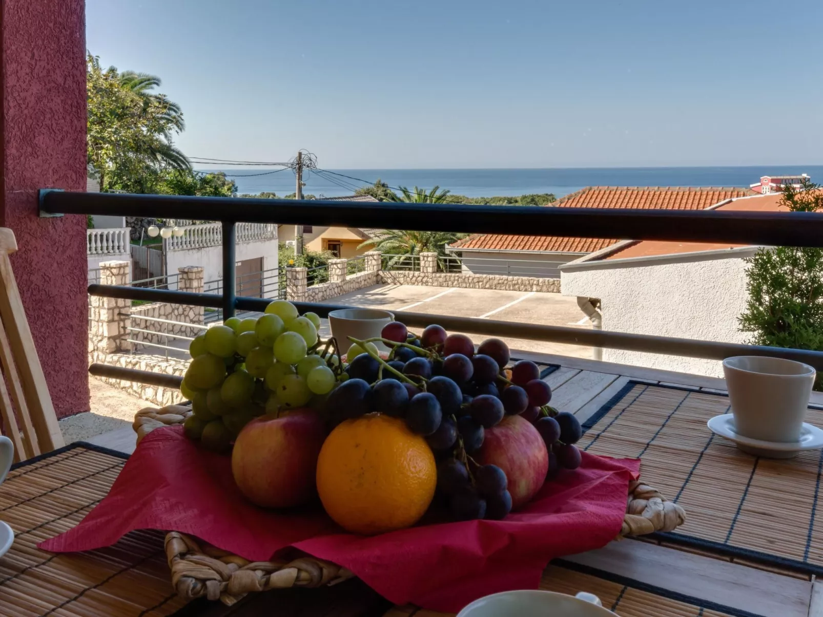 Wohnung in Utjeha-Bušat mit Terrasse und Grill