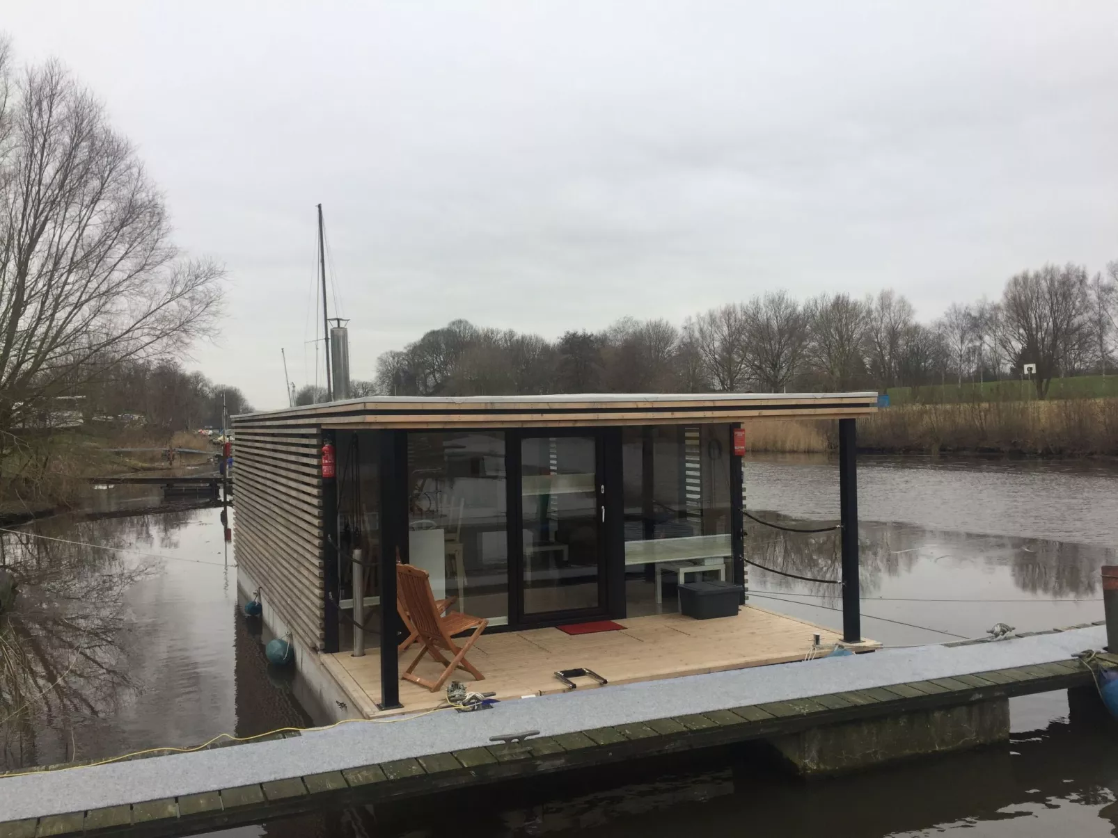 Hausboot für vier Personen mit Kamin und Terrasse
