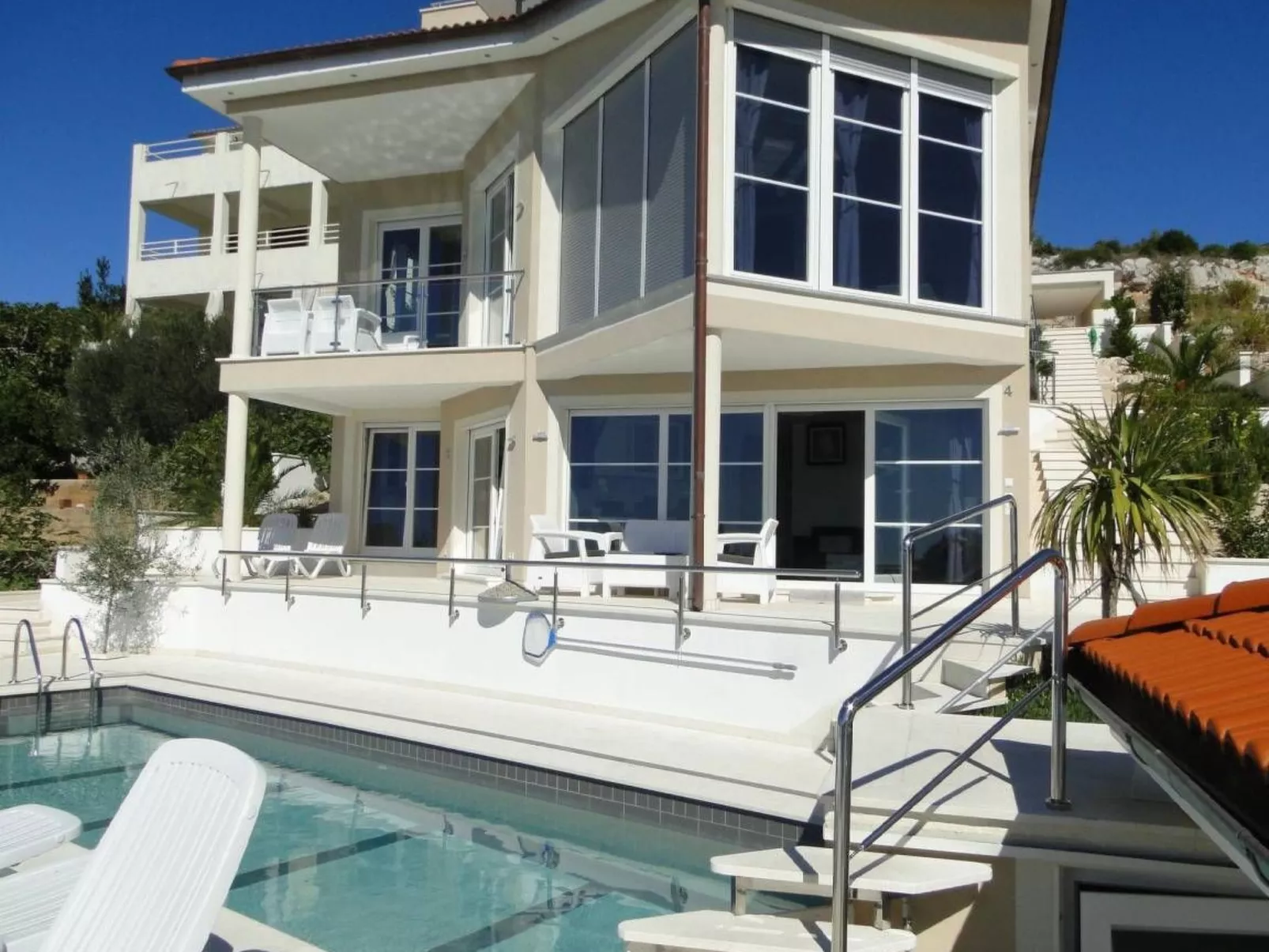 "Perla 3" mit Blick auf das Wasser