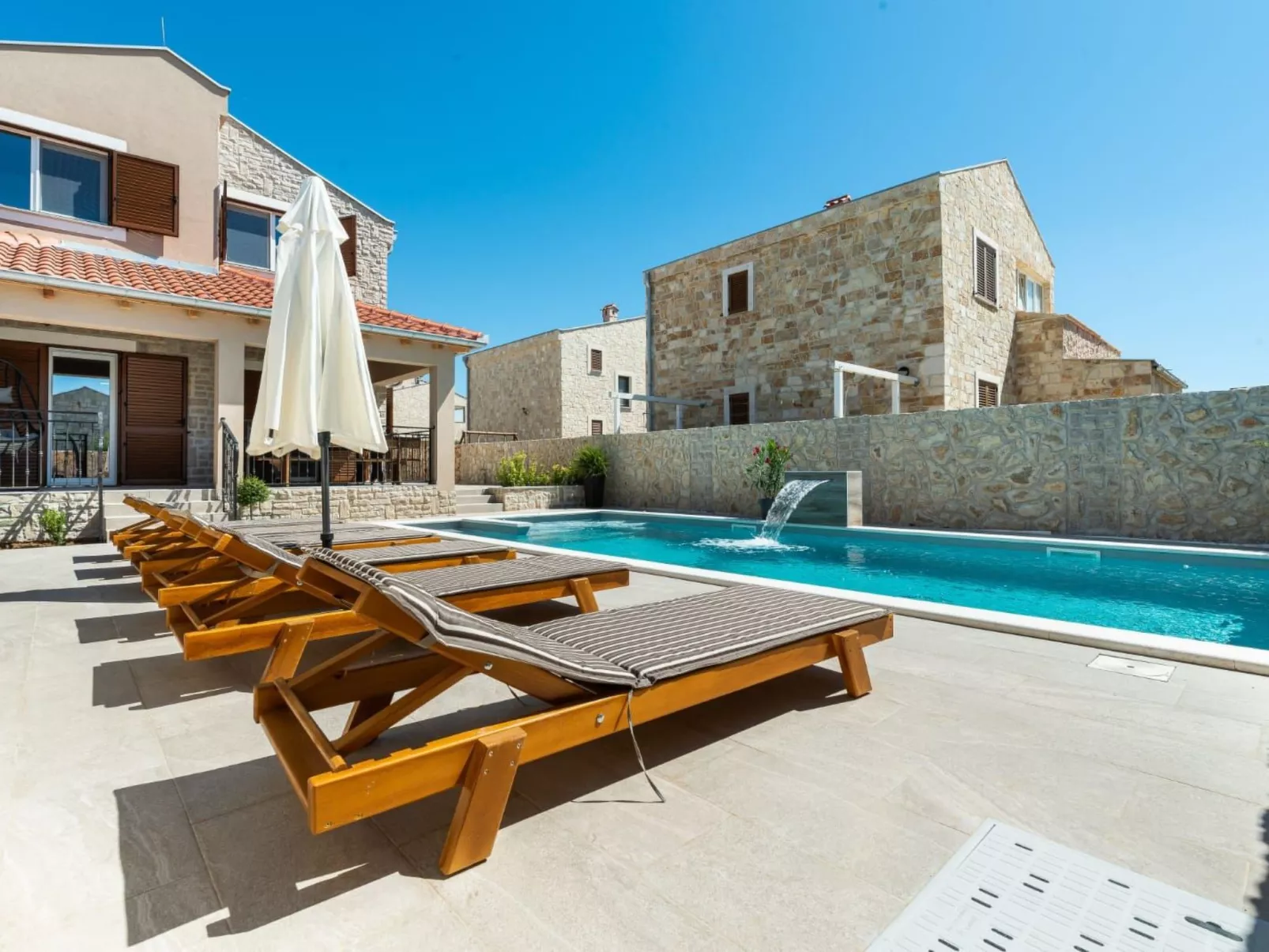 Romantische Villa mit Pool und Sauna, in Strandnähe