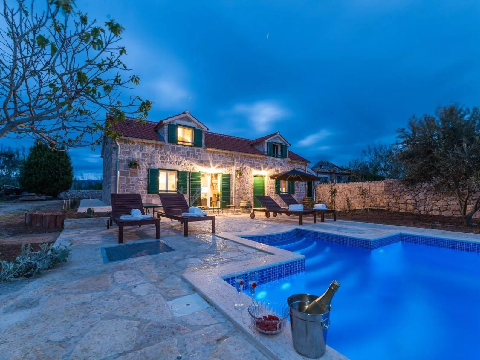 "Lipa" mit Schwimmbad