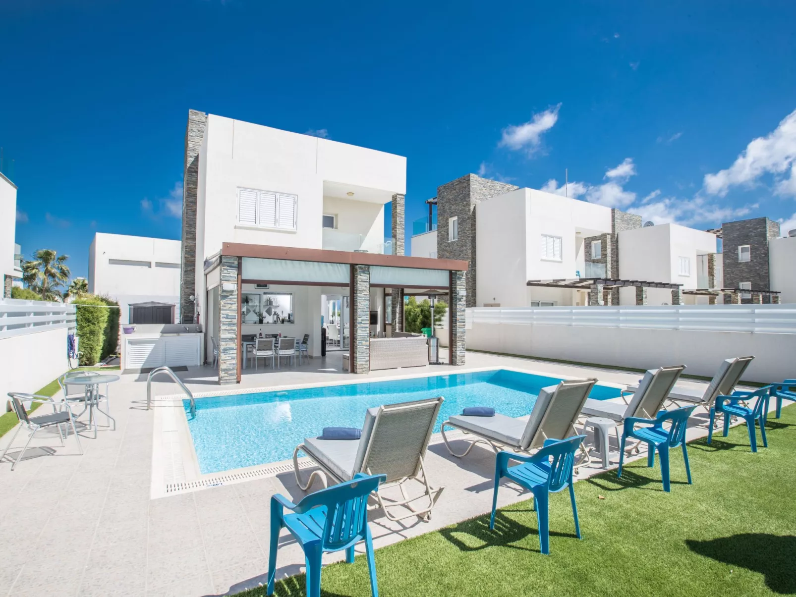 Moderne 4-Schlafzimmer-Villa im Zentrum von Protaras