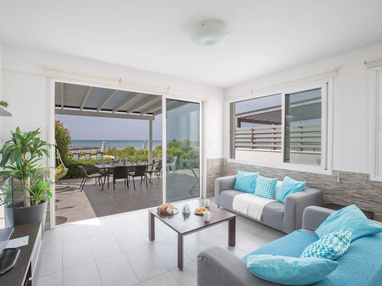 Moderne, geräumige Villa am Strand mit Pool