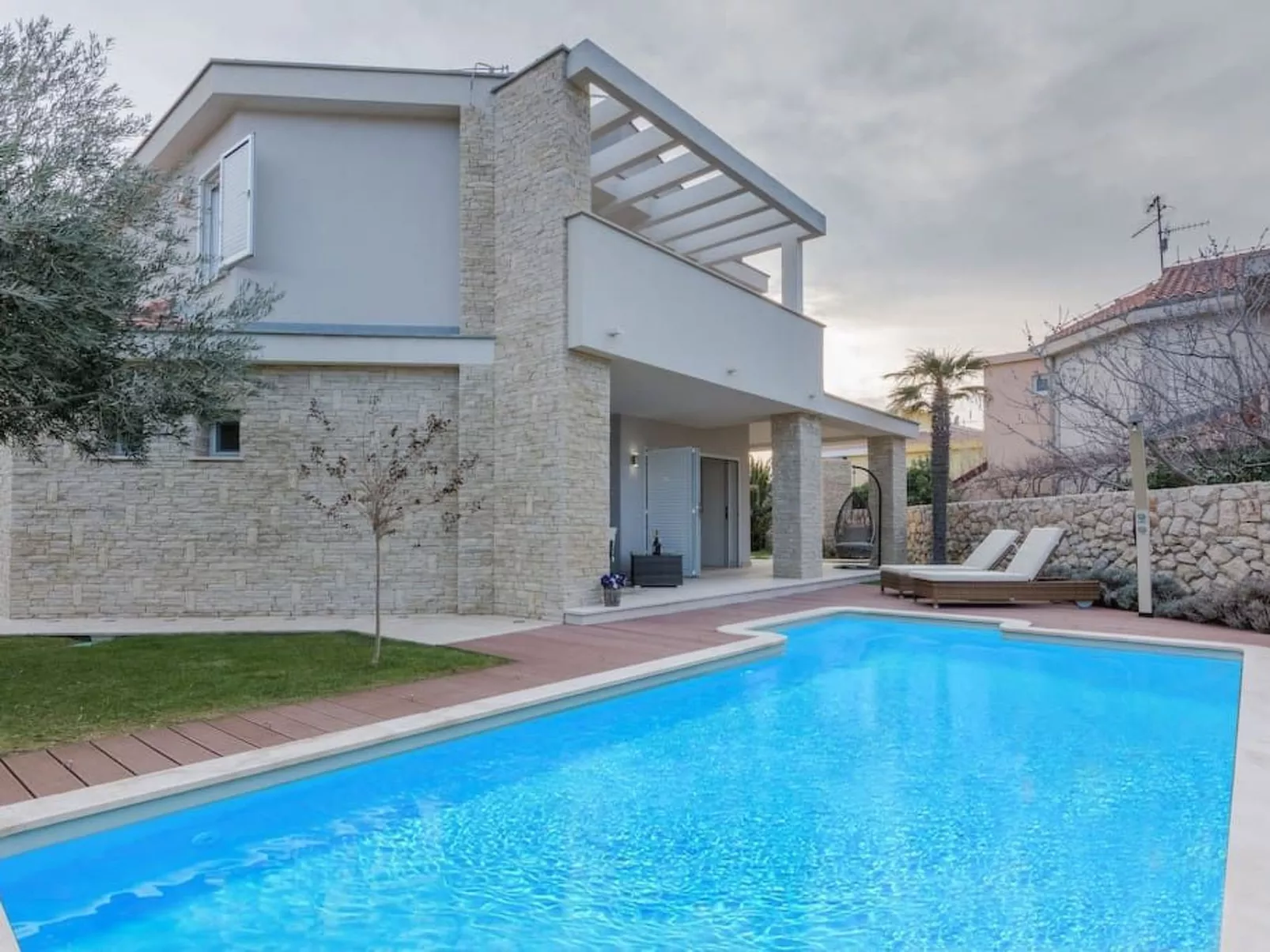 Luxuriöse Villa White Rose mit Pool in der Nähe von Zrče Beach