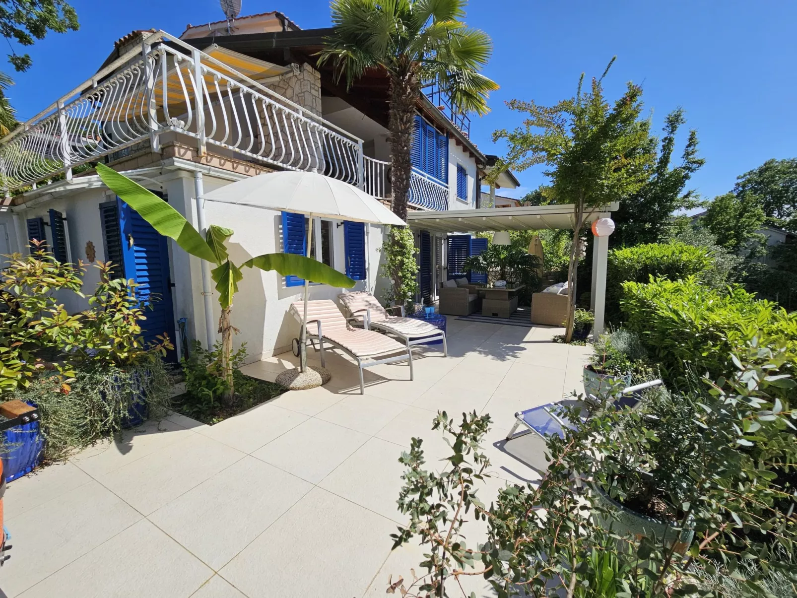 Barbara mit wünderschöne Terrasse