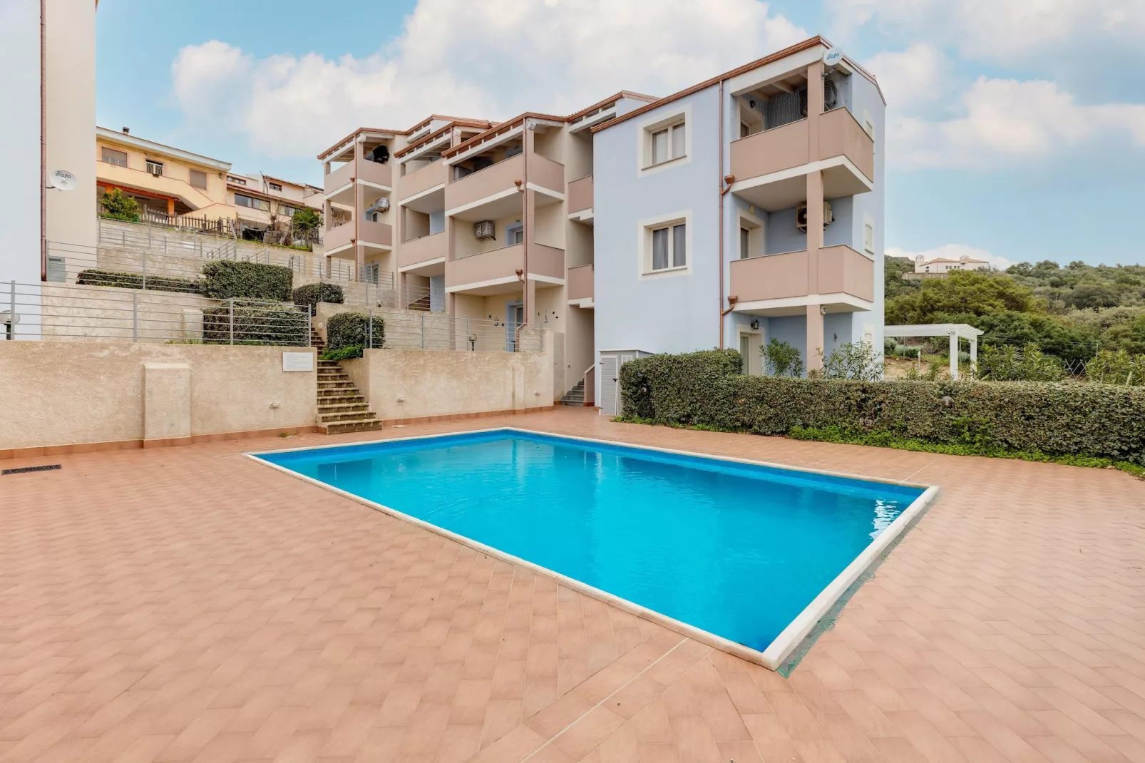 BILO BADESI CON PISCINA