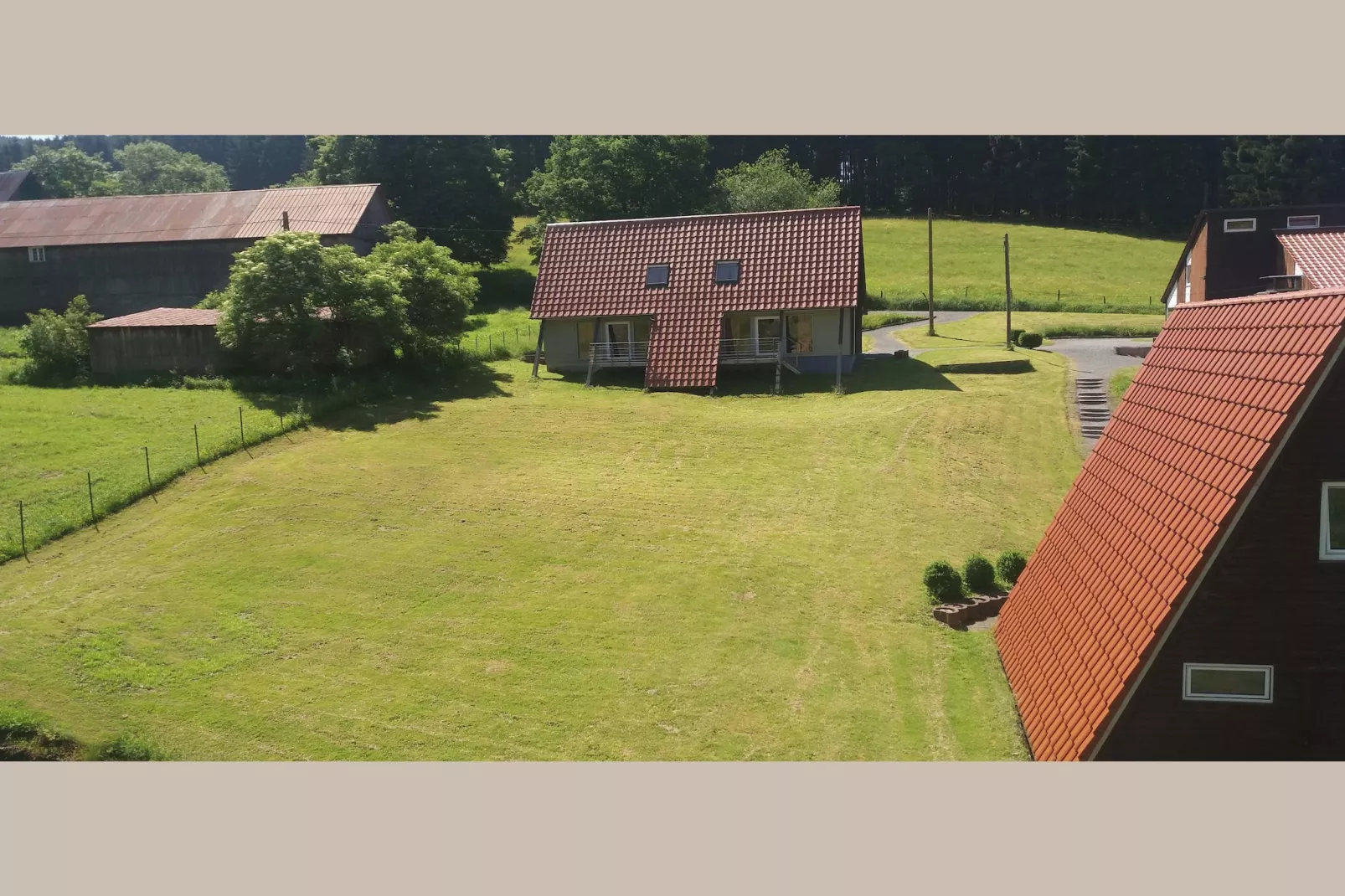 Dachsbau-Exterior in summer