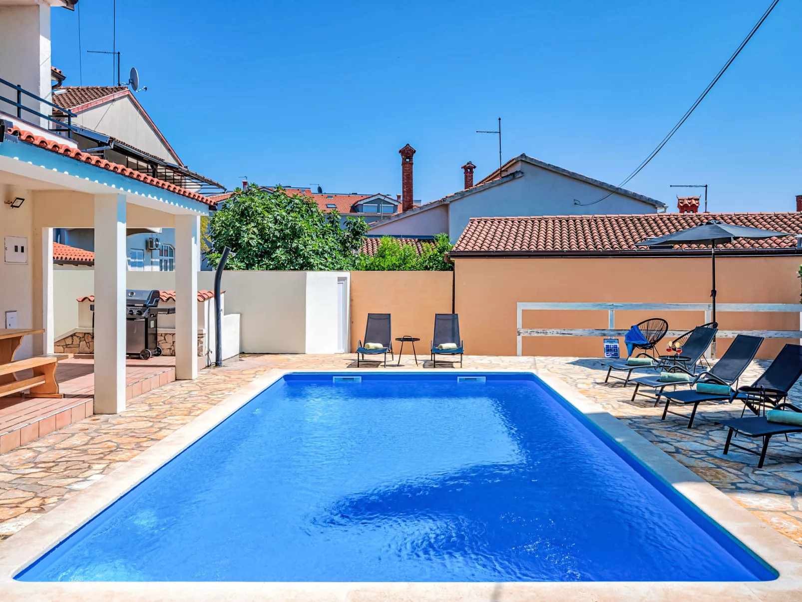 Villa mit Garten, Grill und Terrasse-Outside