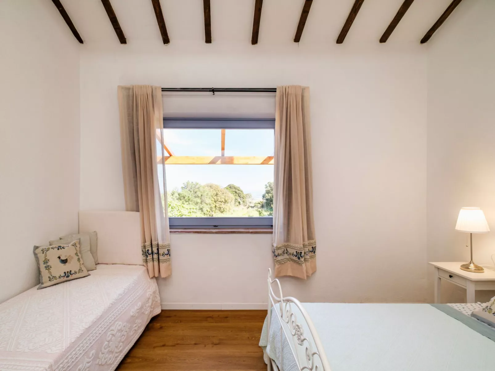 Altes gallurisches Bauernhaus mit Blick auf Olbia