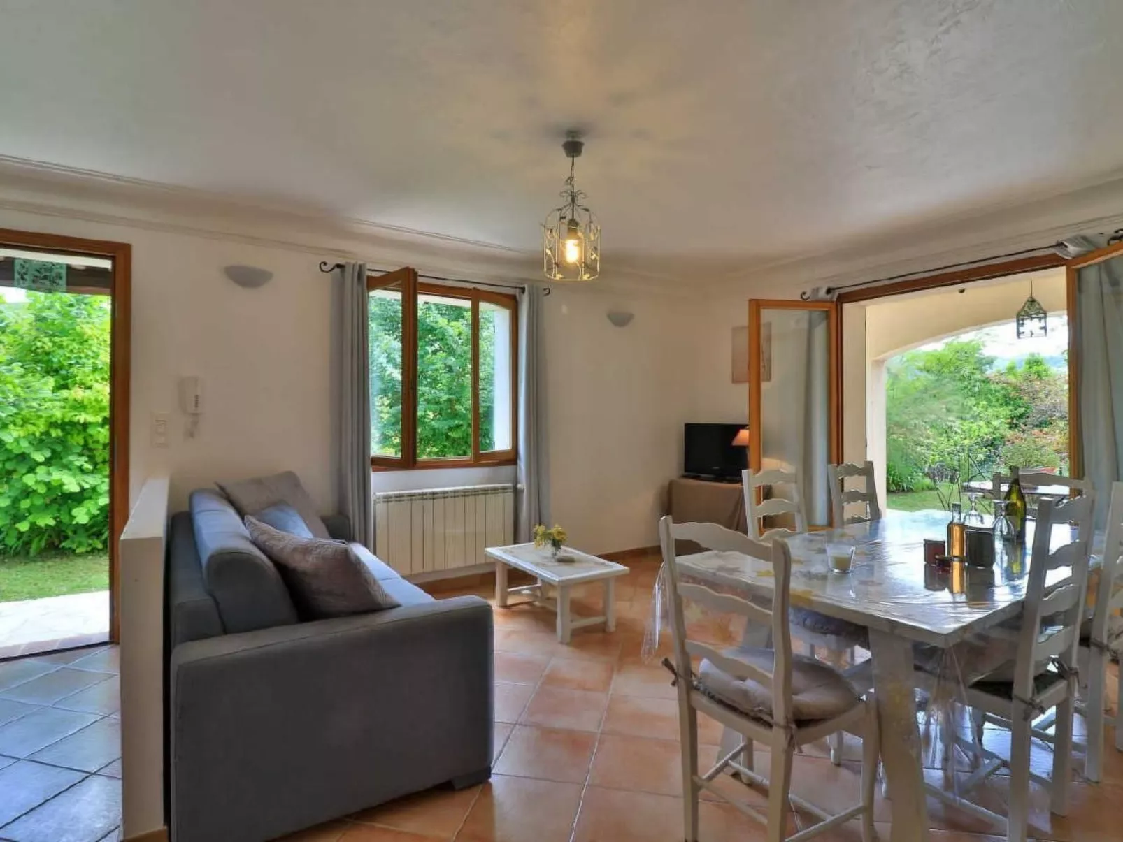 Appartement in Le Bar-Sur-Loup mit Eigenem Garten