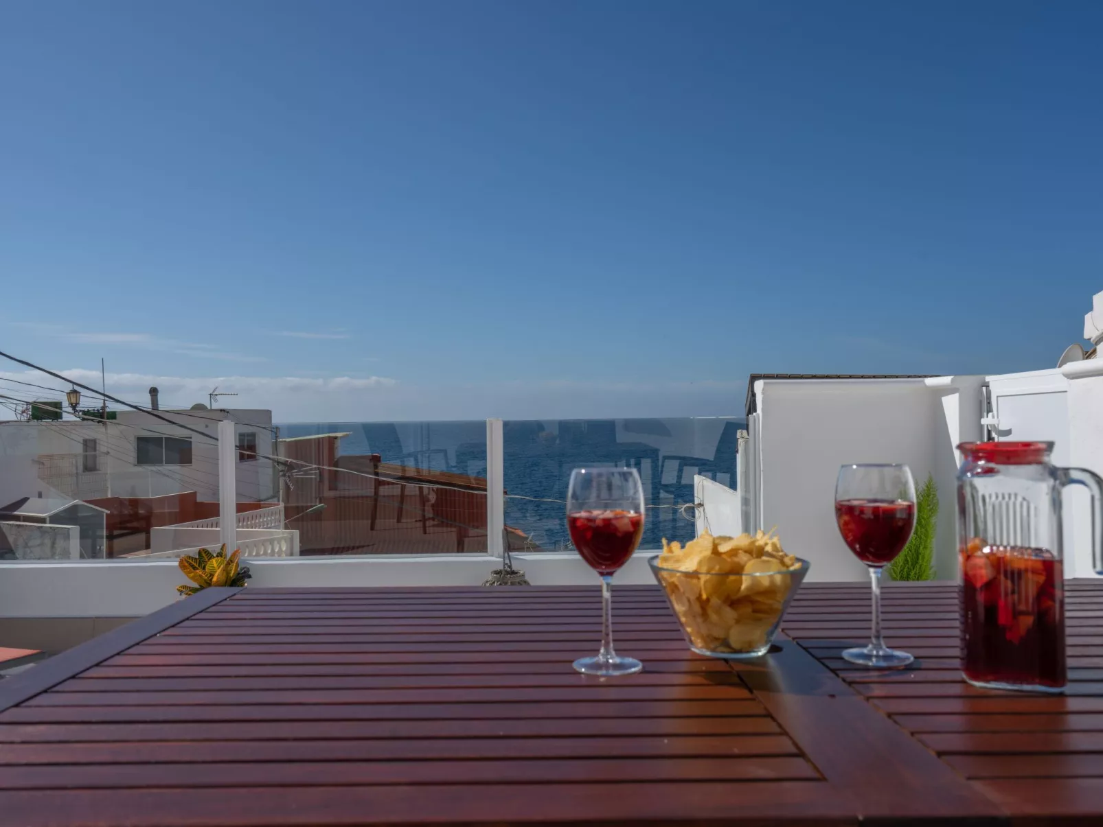 Spektakuläre Höhle mit zwei großen Terrassen am Meer