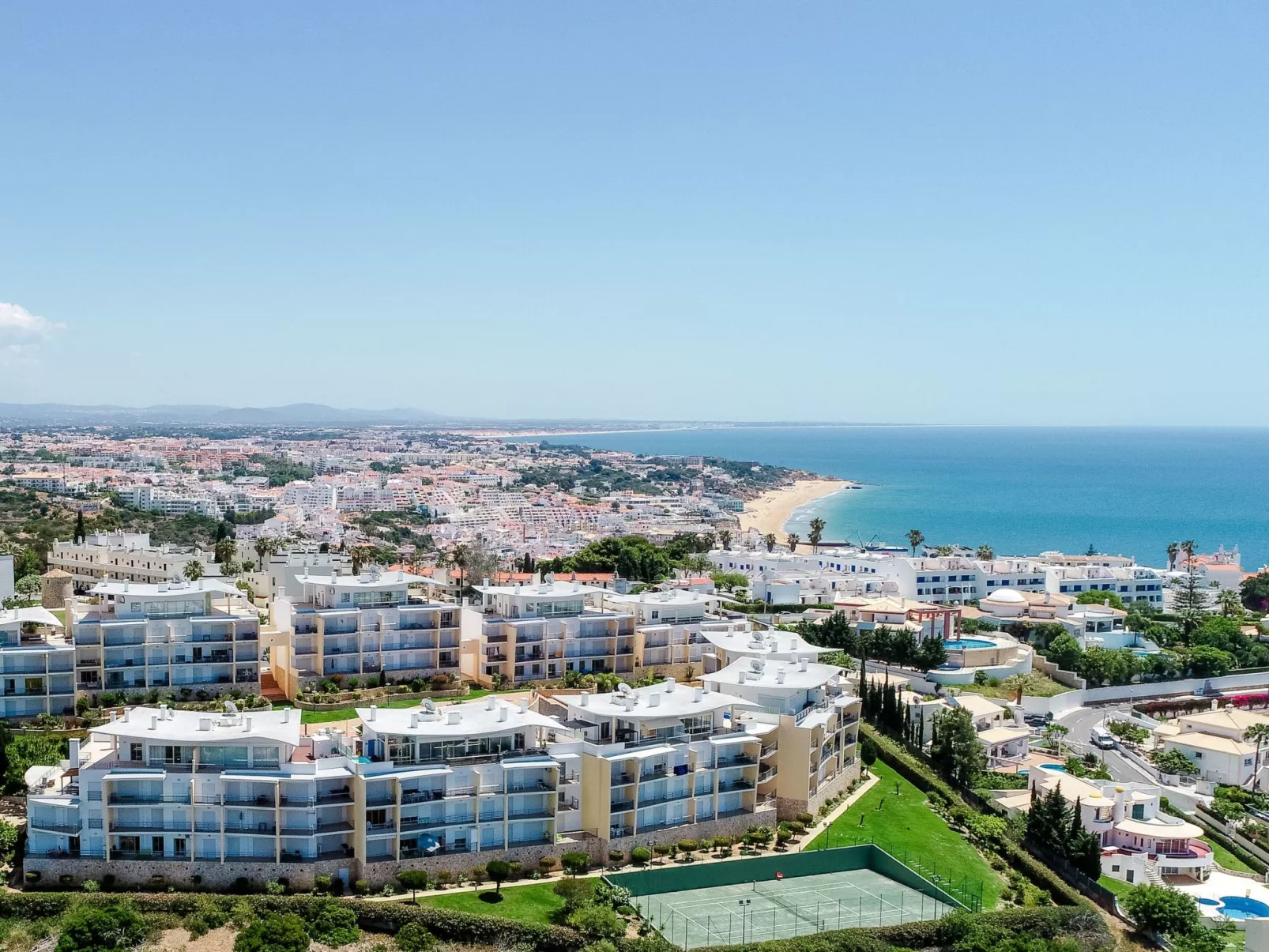 "Elena 2" mit Blick auf das Wasser