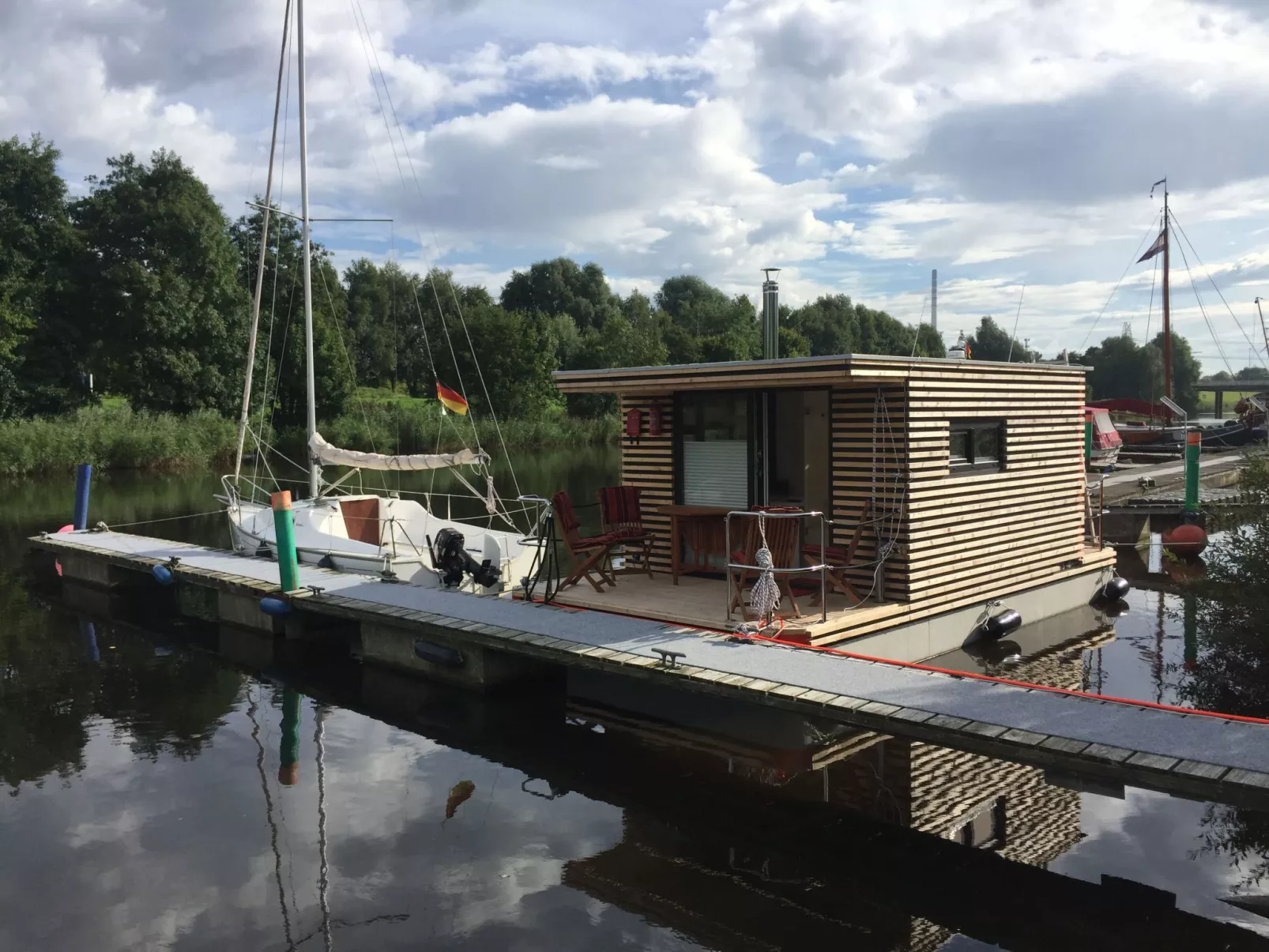 Hausboot für zwei Personen mit Kamin und Terrasse