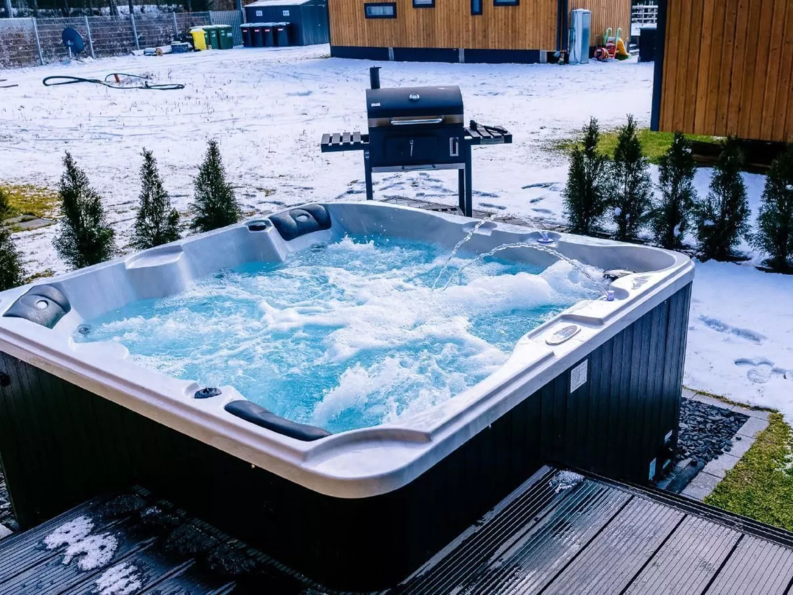 In Wackersdorf mit Whirlpool, Terrasse und Grill