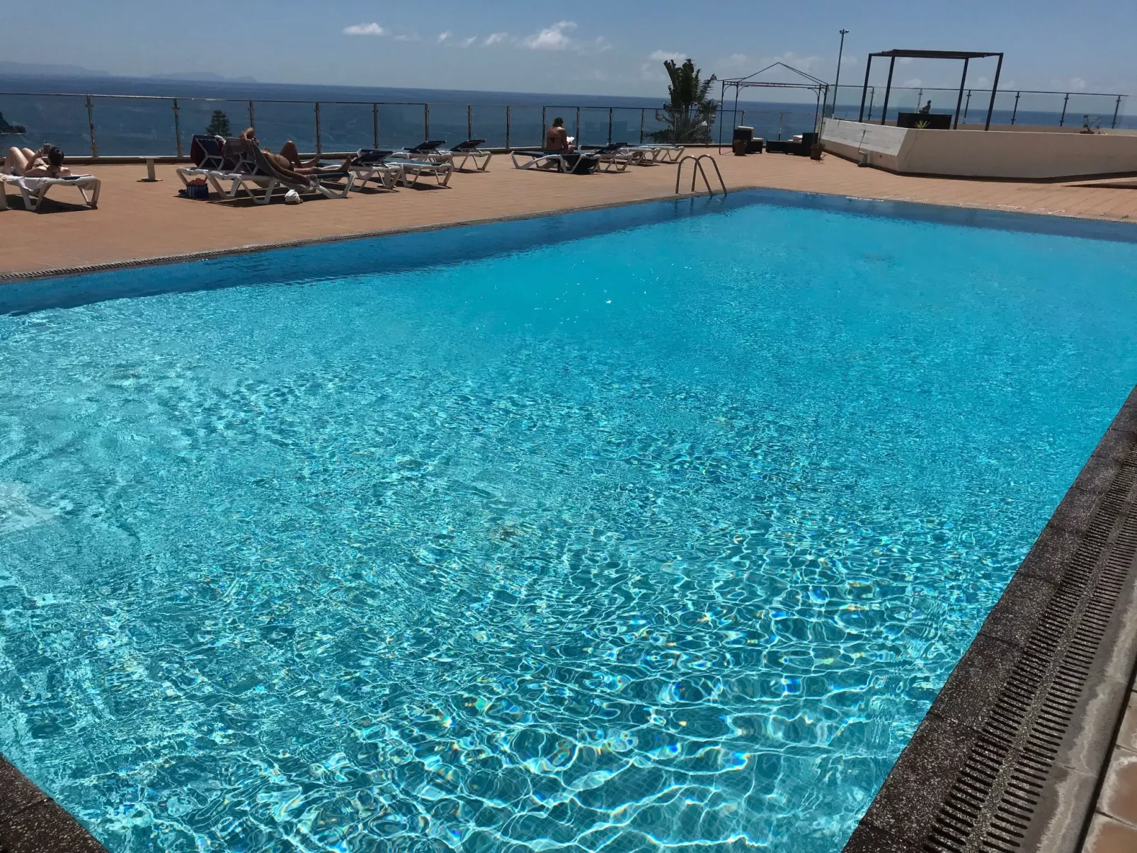 Mit Blick auf das Wasser