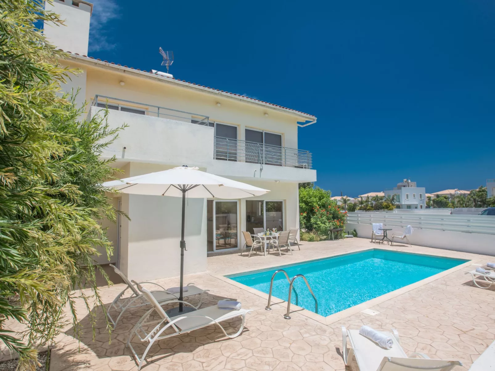 Helle Ferienvilla mit Pool