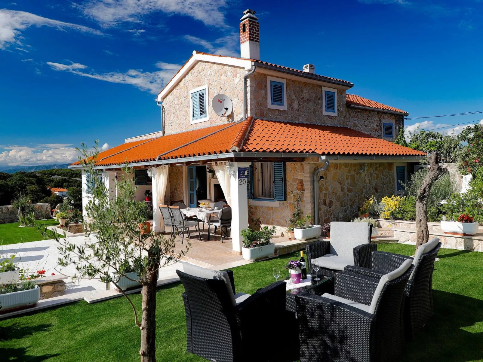 "Mela" mit Blick auf das Wasser