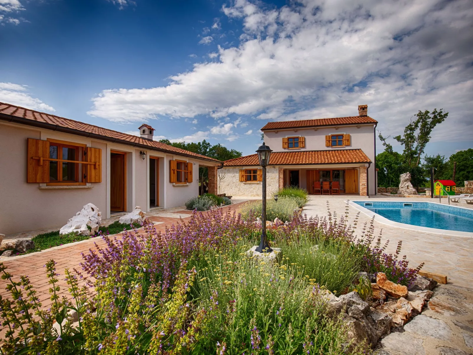 In Kras mit privatem Parkplatz