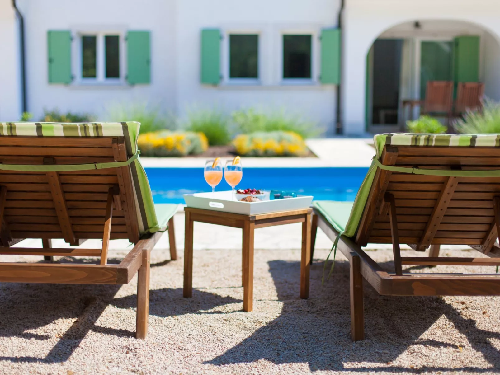 Luxuriöse Villa mit Pool inmitten der Natur