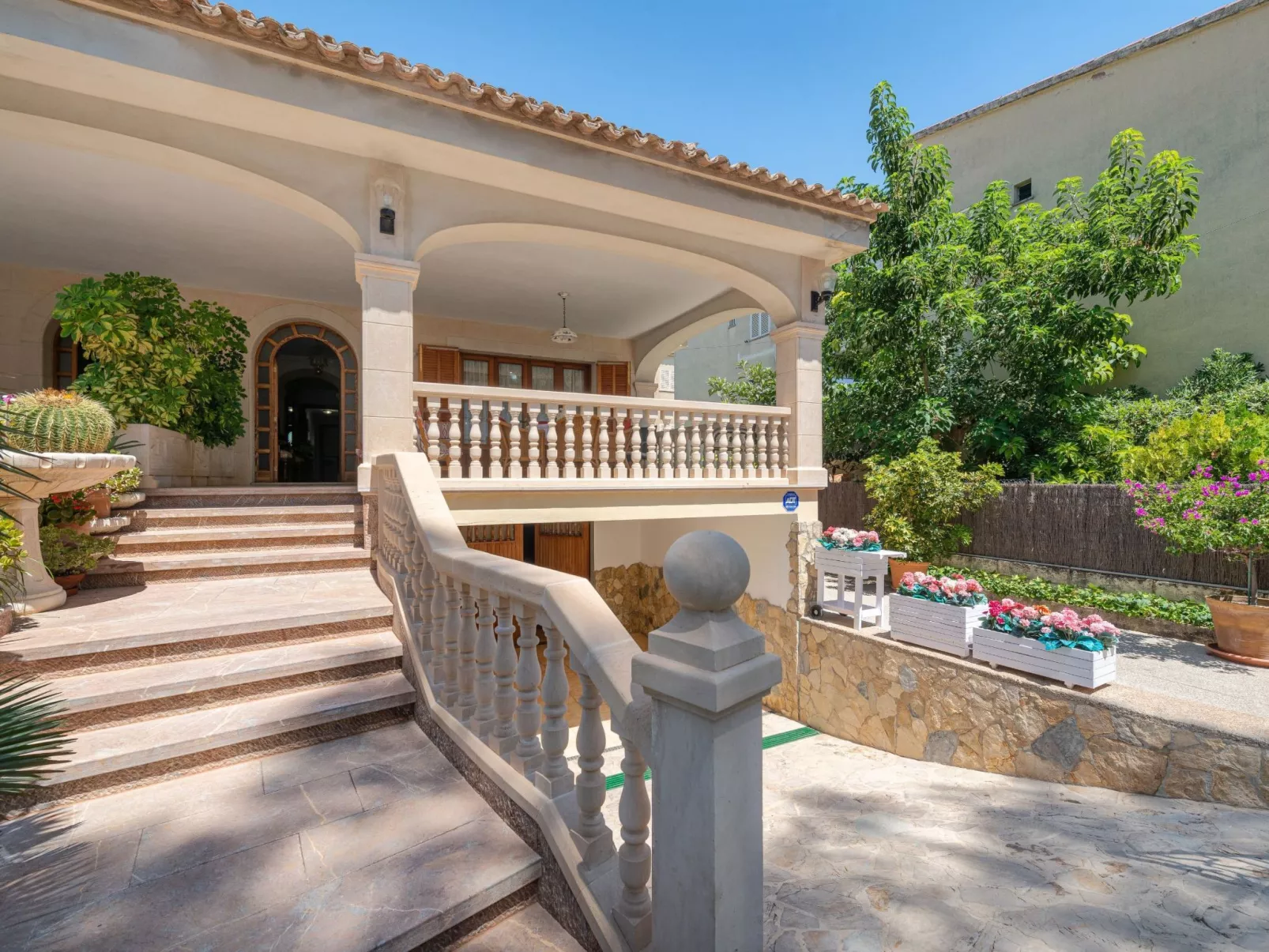 Stilvolle Villa mit Terrasse und Nähe zum Strand