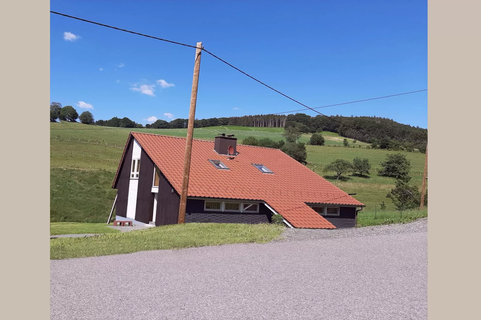 Dachsbau-Exterior in summer