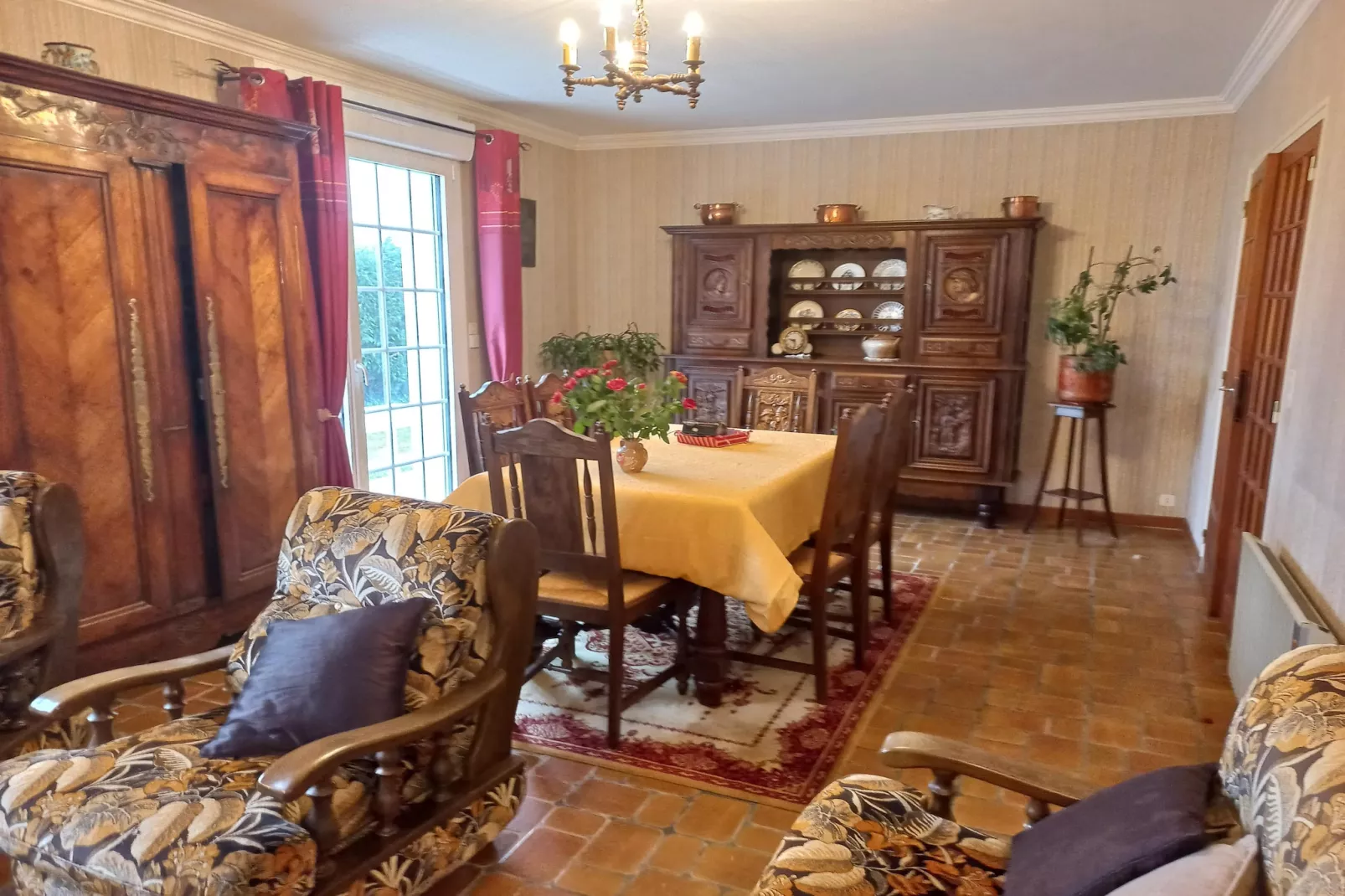 Maison de vacances Henansal-Dining room