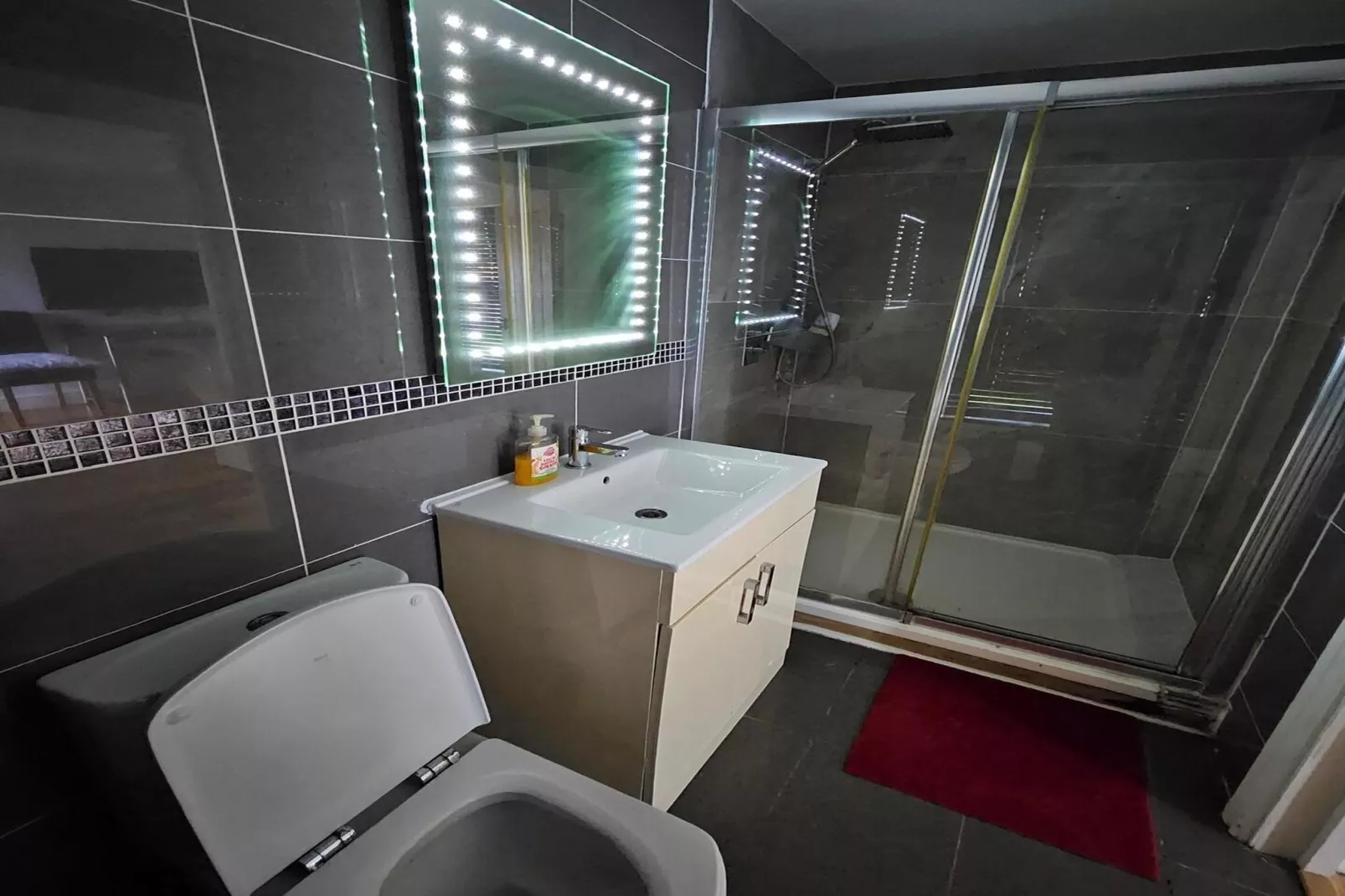 Standard Single Room - Shared_EN_WOR002-Bathroom