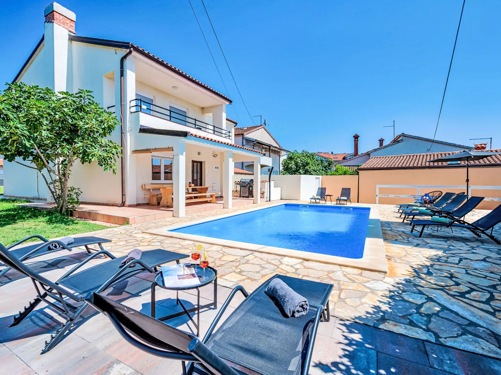 Villa mit Garten, Grill und Terrasse-Outside