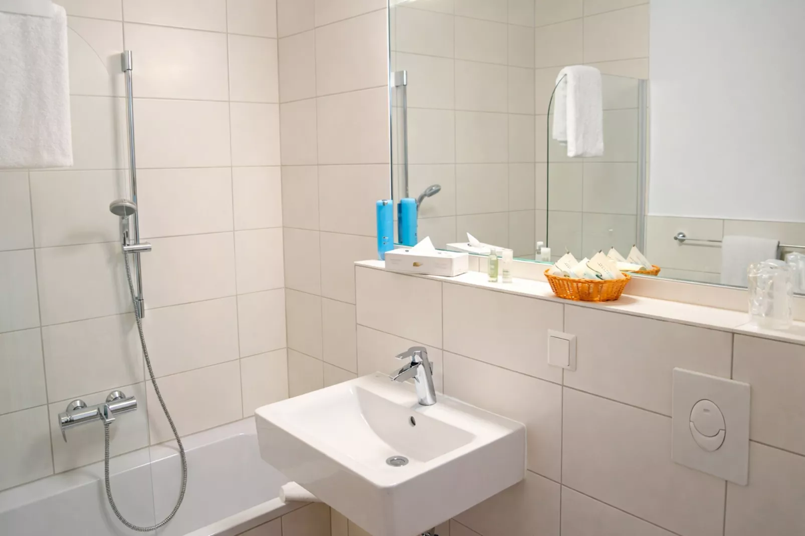 Superior Double Room with Lakeview Balcony-Bathroom