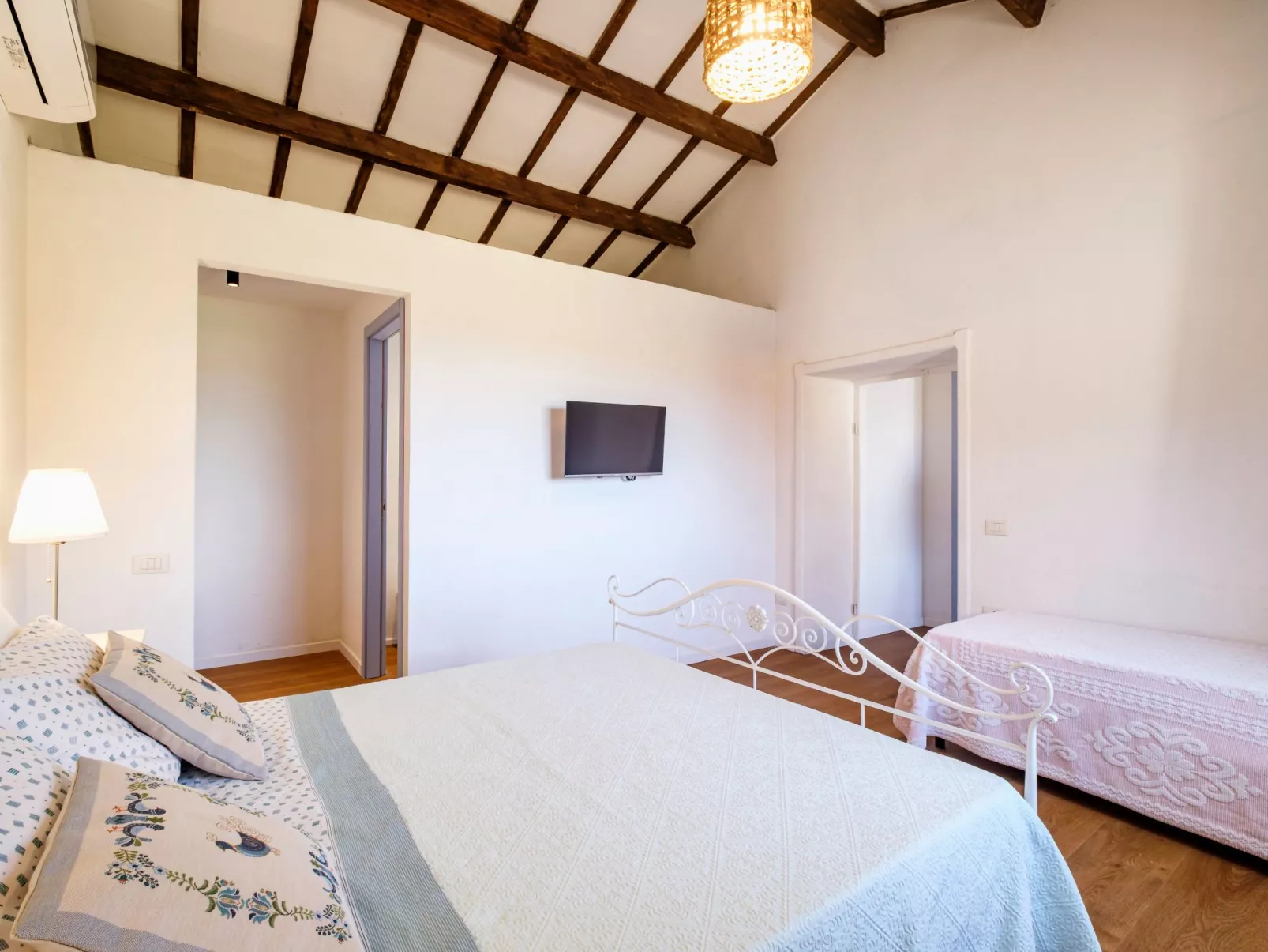 Altes gallurisches Bauernhaus mit Blick auf Olbia