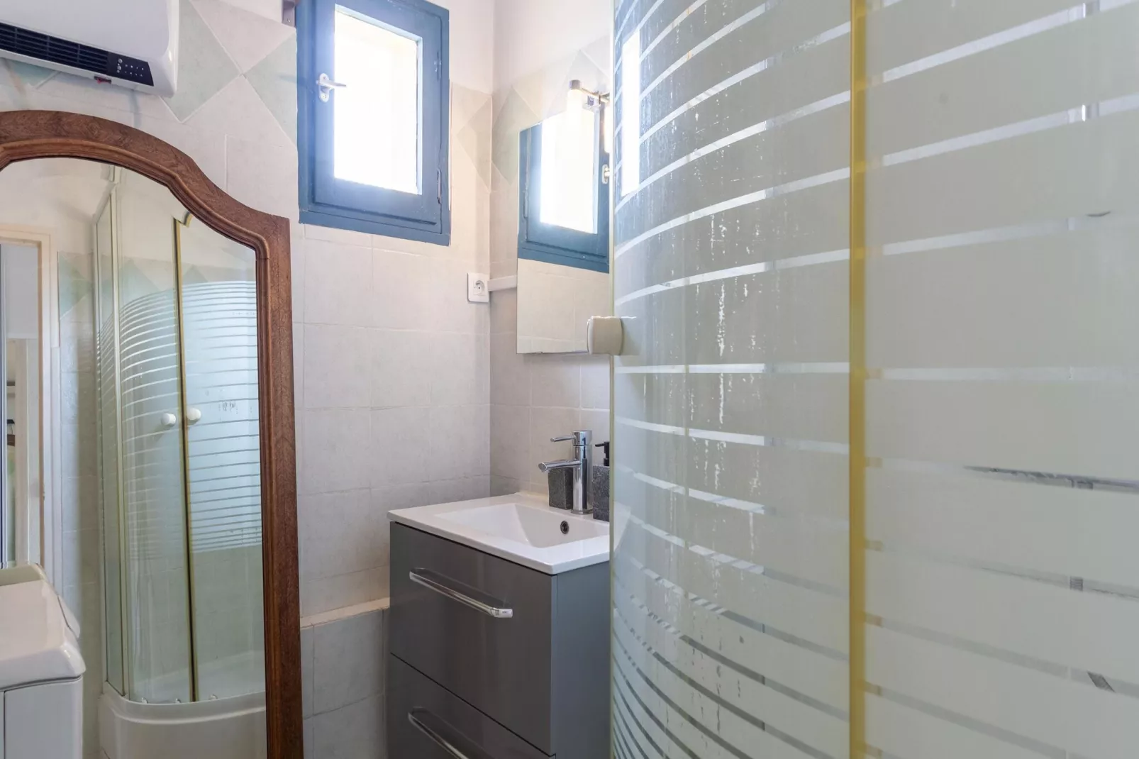 APPARTEMENT VUE SUR LE PORT-Bathroom