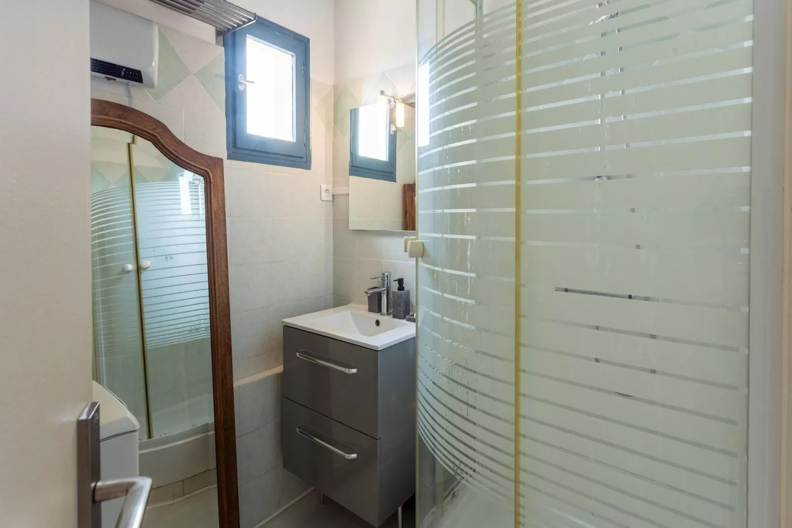 APPARTEMENT VUE SUR LE PORT-Bathroom