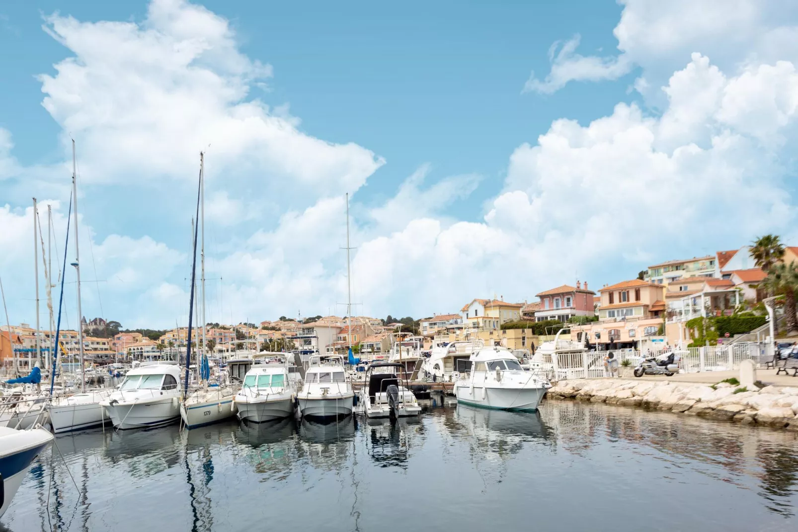 APPARTEMENT VUE SUR LE PORT-Areas summer 5km