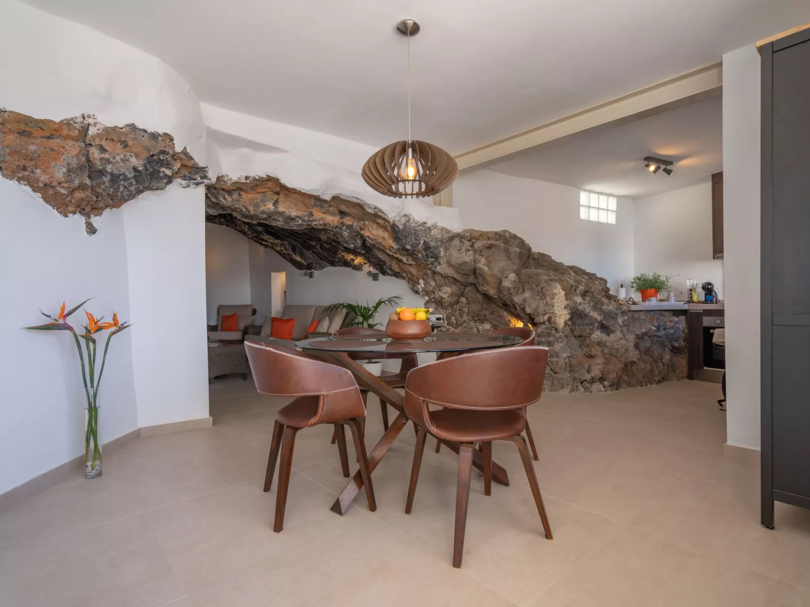 Spektakuläre Höhle mit zwei großen Terrassen am Meer