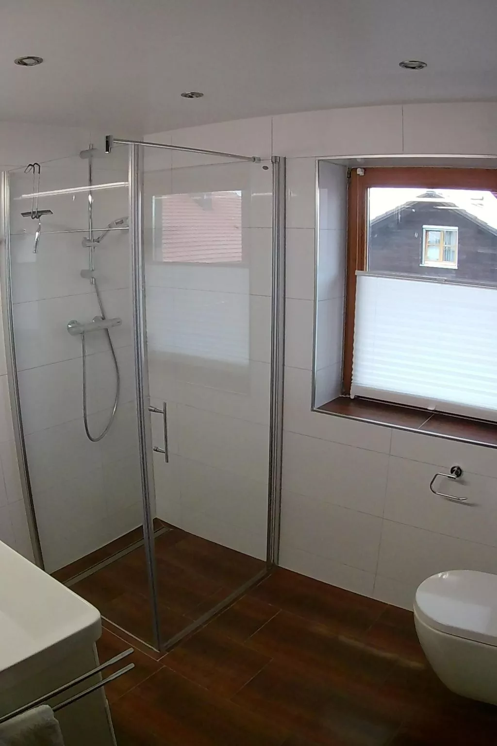 Mit komplett eingerichteter Küchenzeile im Wohnraum