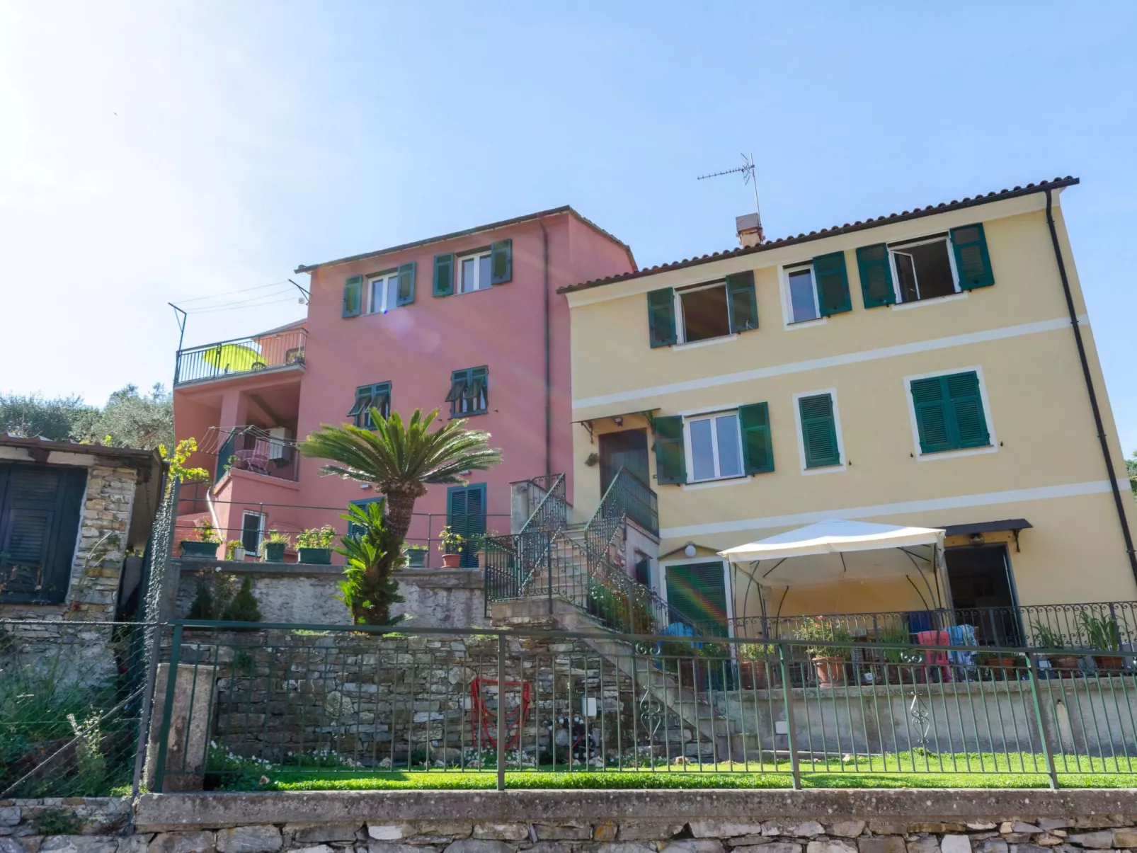 Wohnung im zweiten Stock mit Parkplatz und Garten