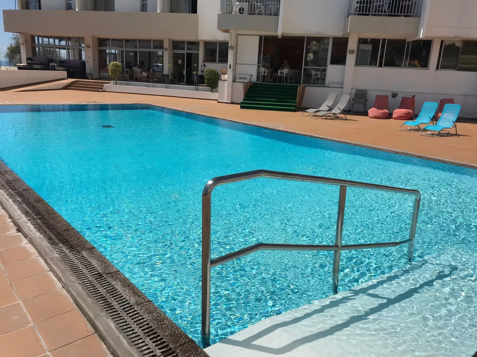 Mit Blick auf das Wasser