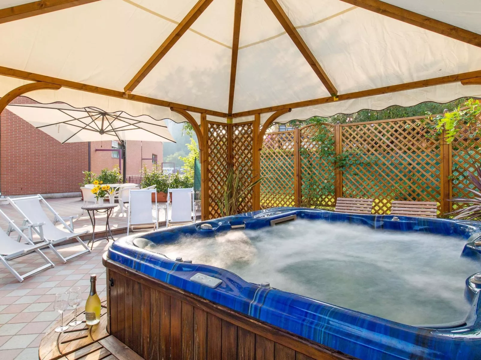 Wohnung mit Jacuzzi und Terrasse