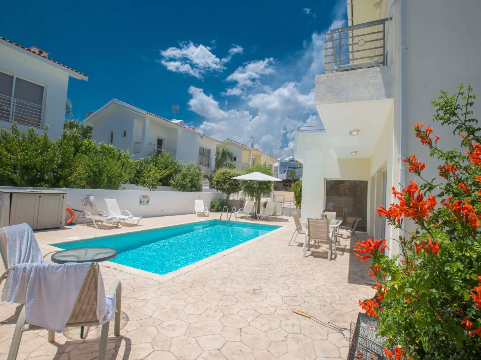 Helle Ferienvilla mit Pool