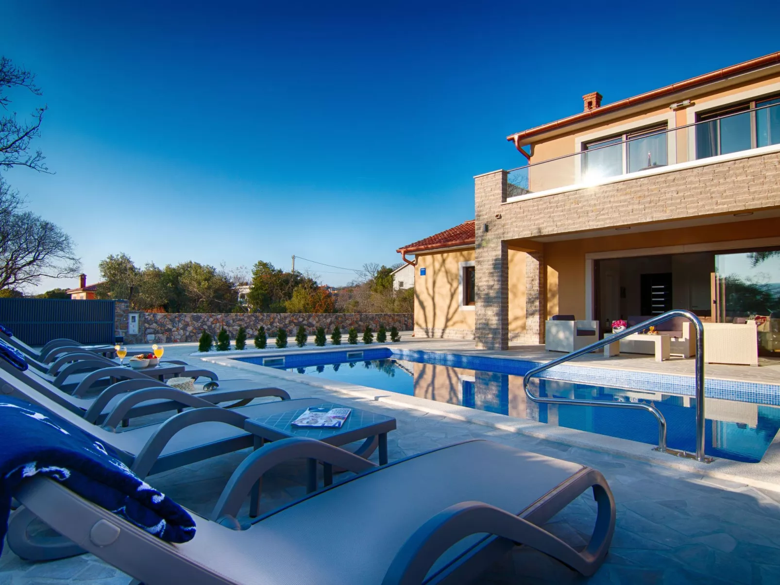 "Laura" mit Blick auf das Wasser