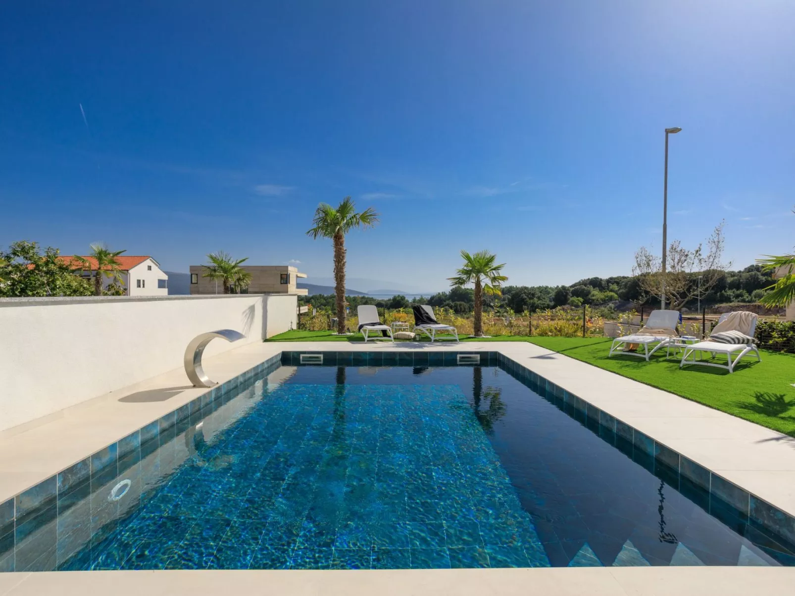 Luxusvilla mit beheiztem Pool in Strandnähe