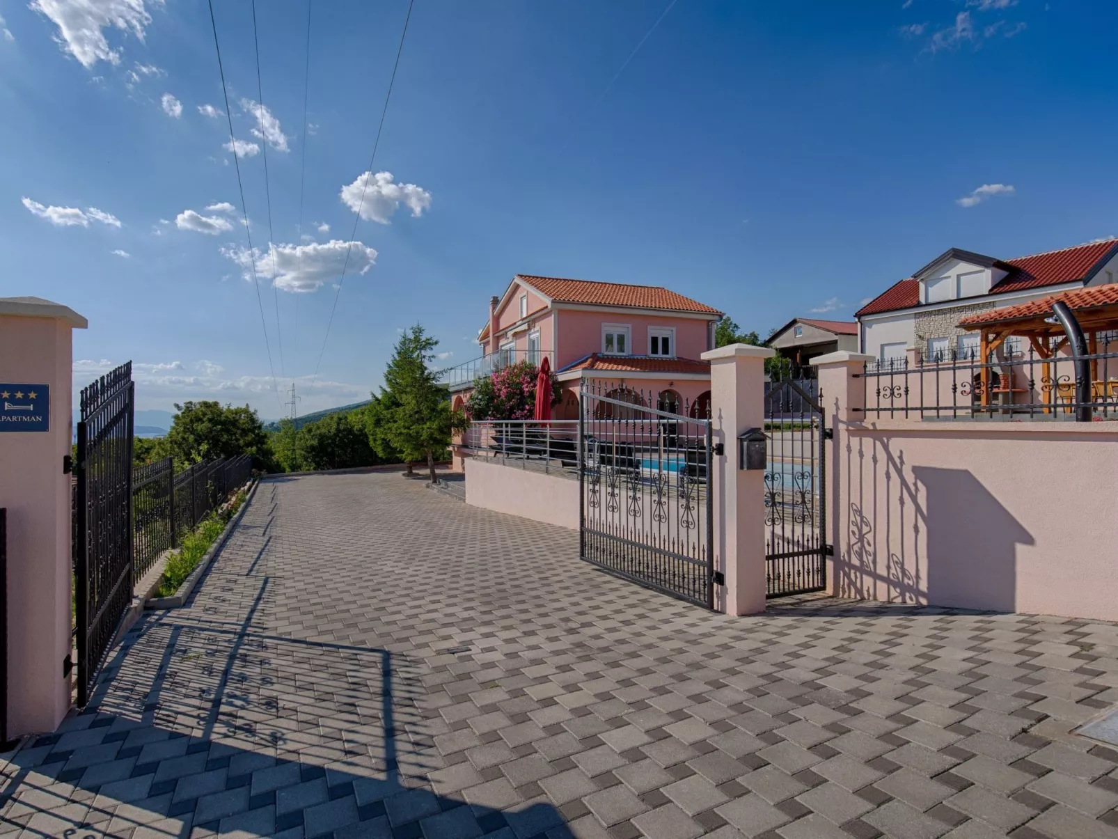 Villa mit Pool und schönem Meerblick