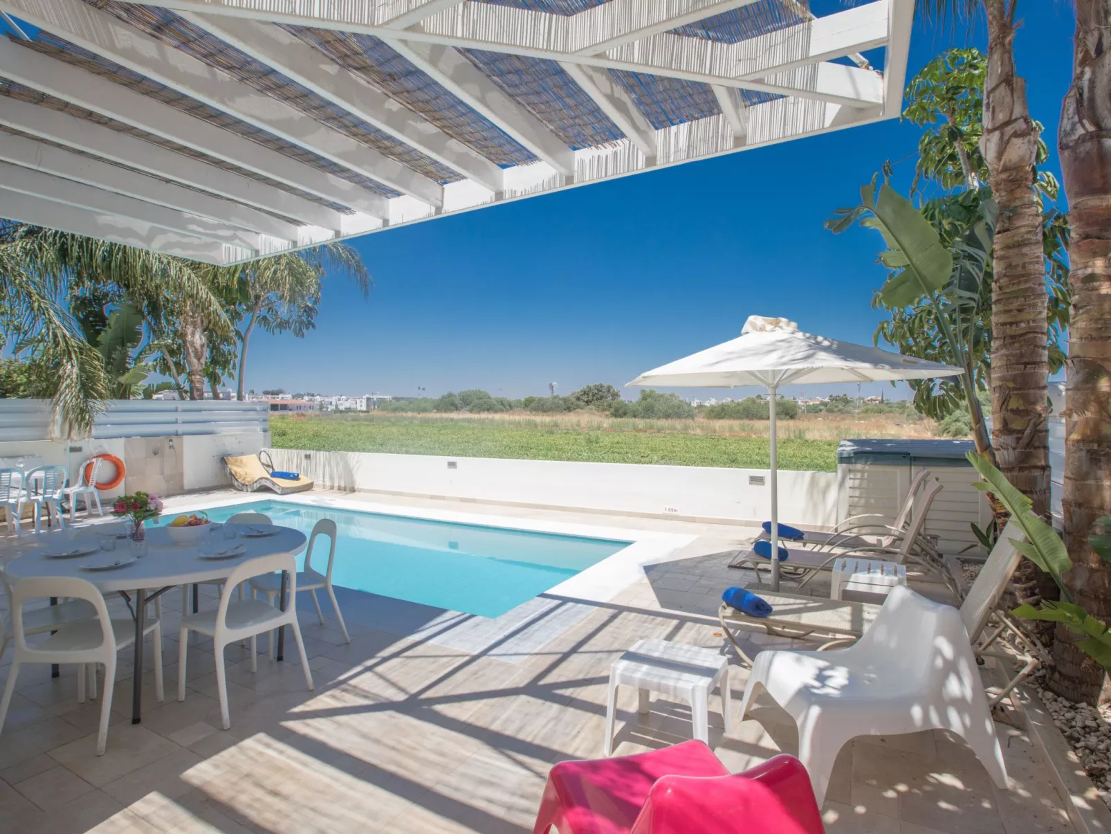 3-Schlafzimmer-Luxusvilla mit Pool und teilweise Meerblick