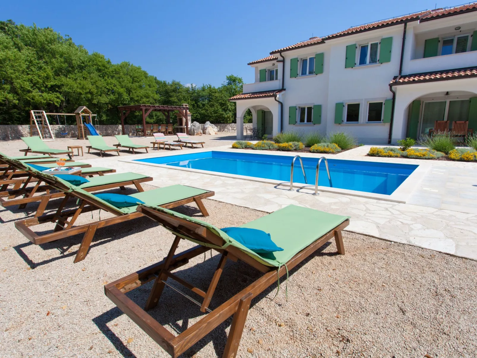 Luxuriöse Villa mit Pool inmitten der Natur