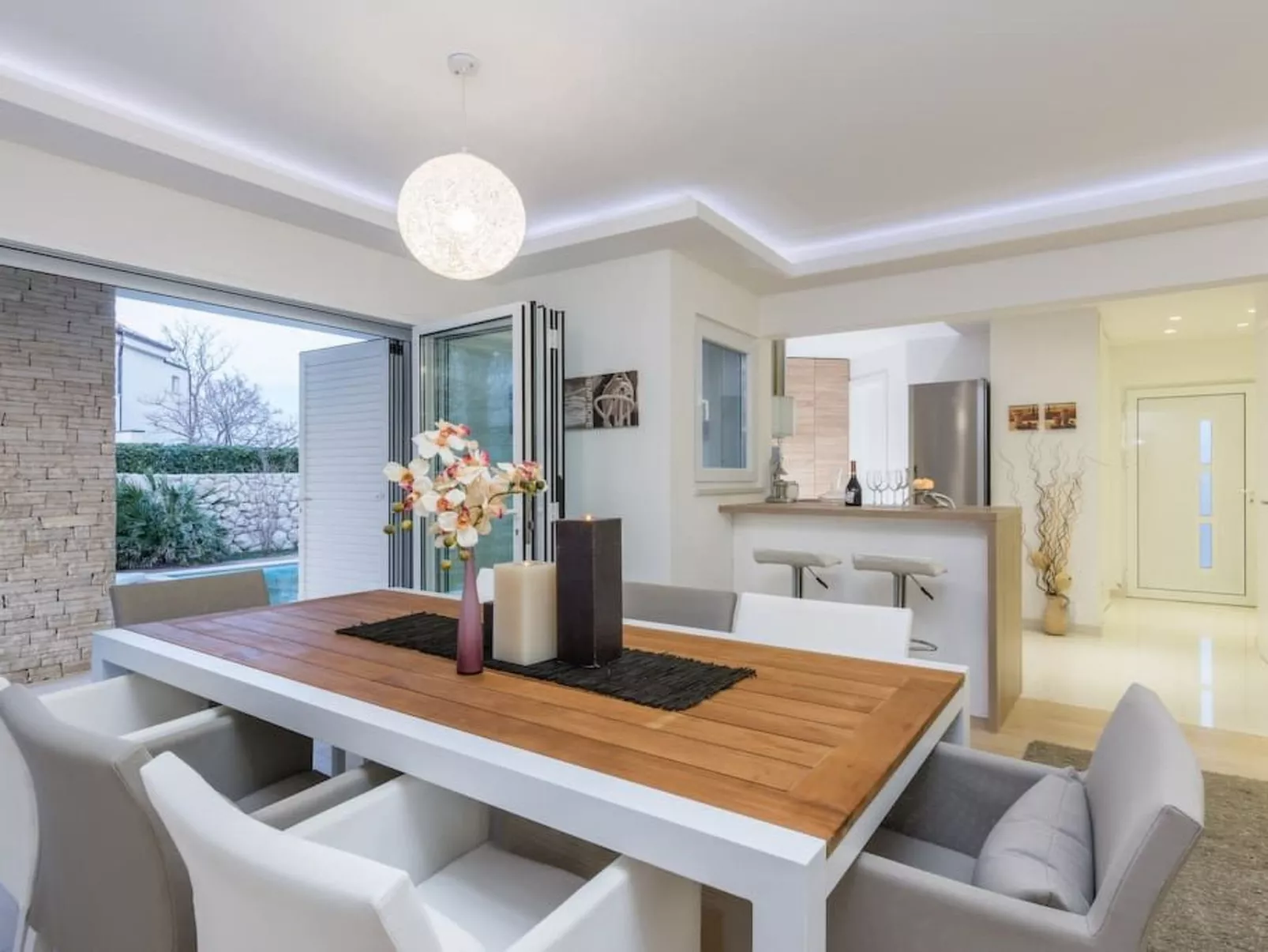 Luxuriöse Villa White Rose mit Pool in der Nähe von Zrče Beach