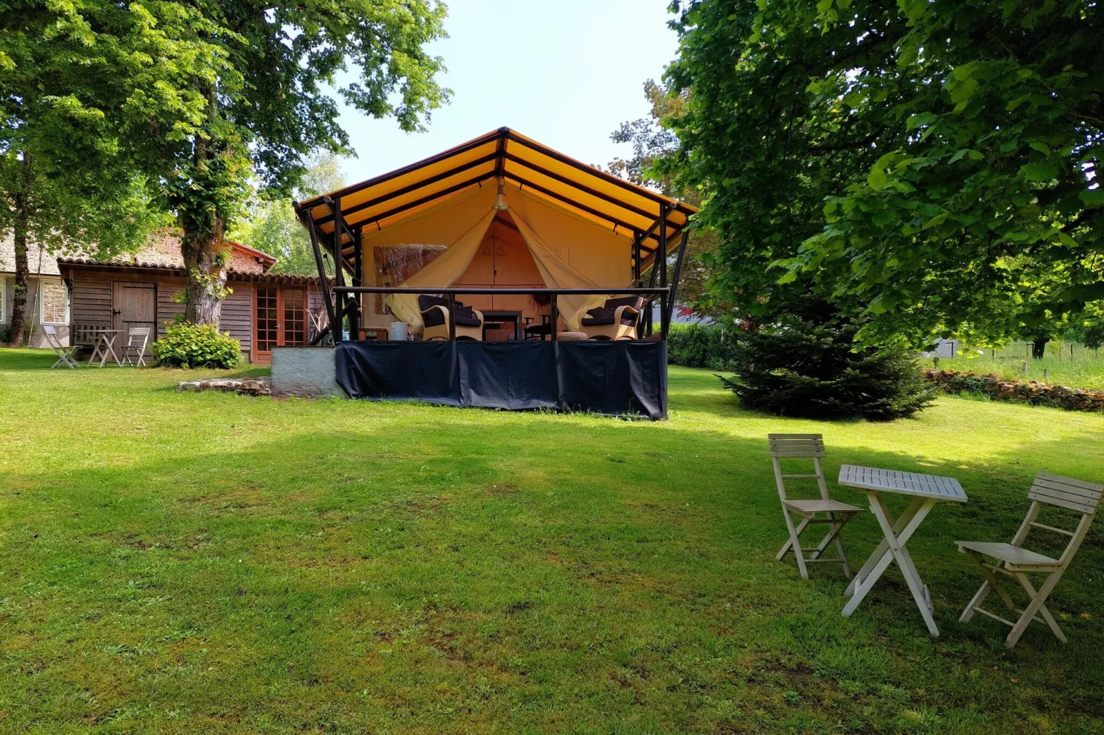 Safaritent Montizon-Exterior summer