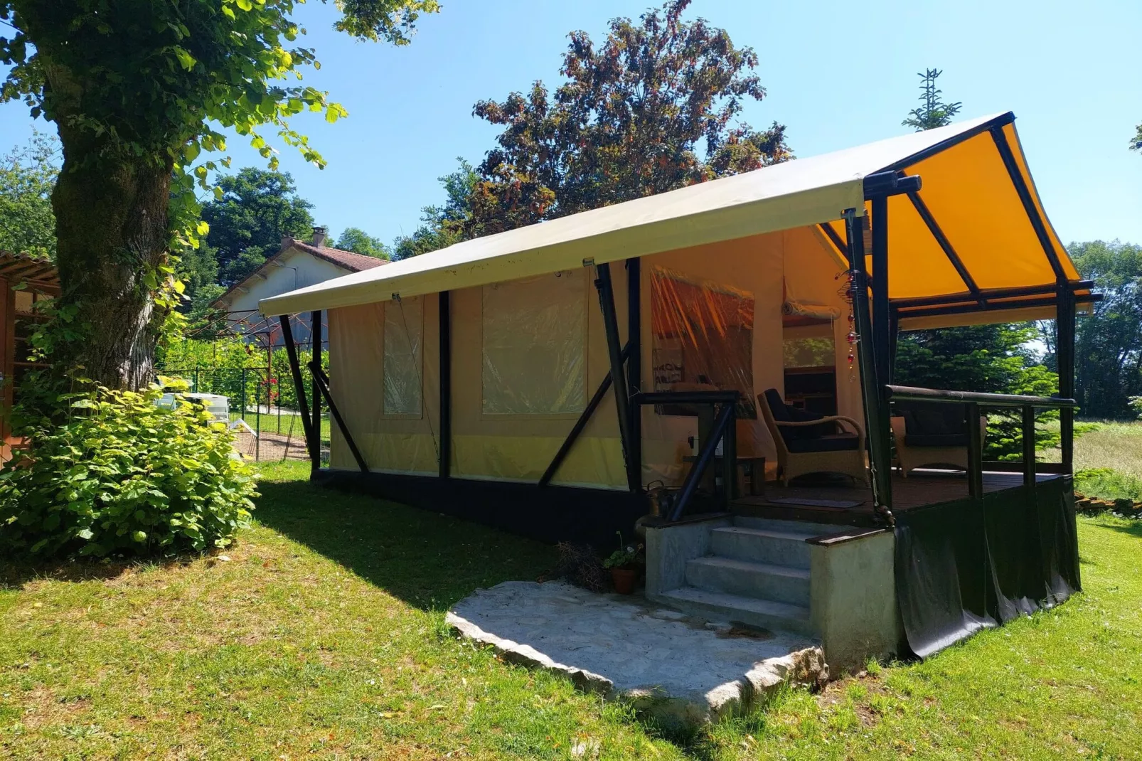 Safaritent Montizon-Exterior summer