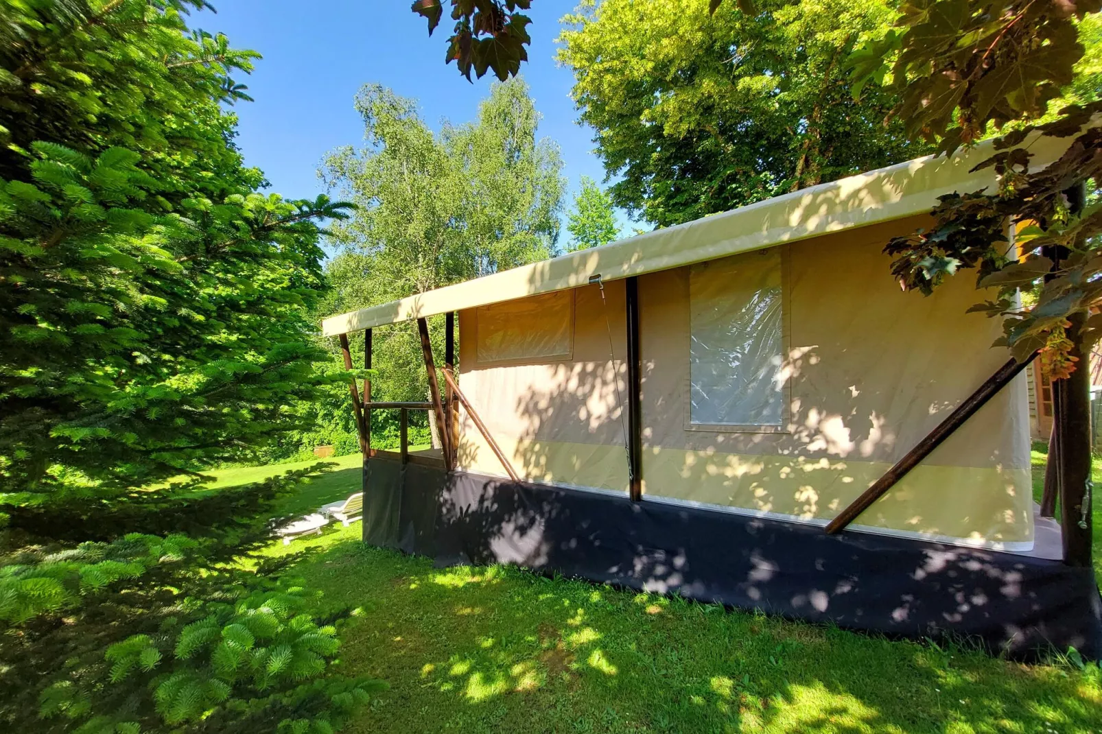 Safaritent Montizon-Exterior summer
